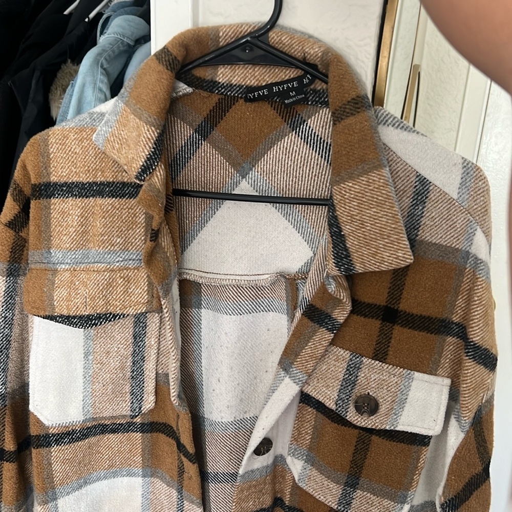 Selling this cute jacket perfect for winter. Size M.